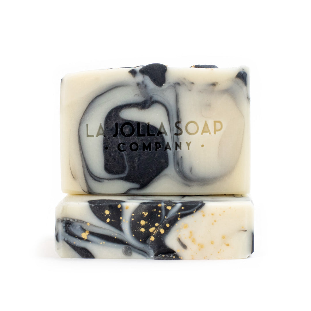 This is our number one hometown favorite. Heirloom Blend Artisan Natural Soap has a rich creamy lather that gently cleanses while maintaining your skin's natural moisture balance. The scent of heirloom vines, rosemary, mint with notes of white floral and citrus zest will enliven your senses and uplift your spirits.