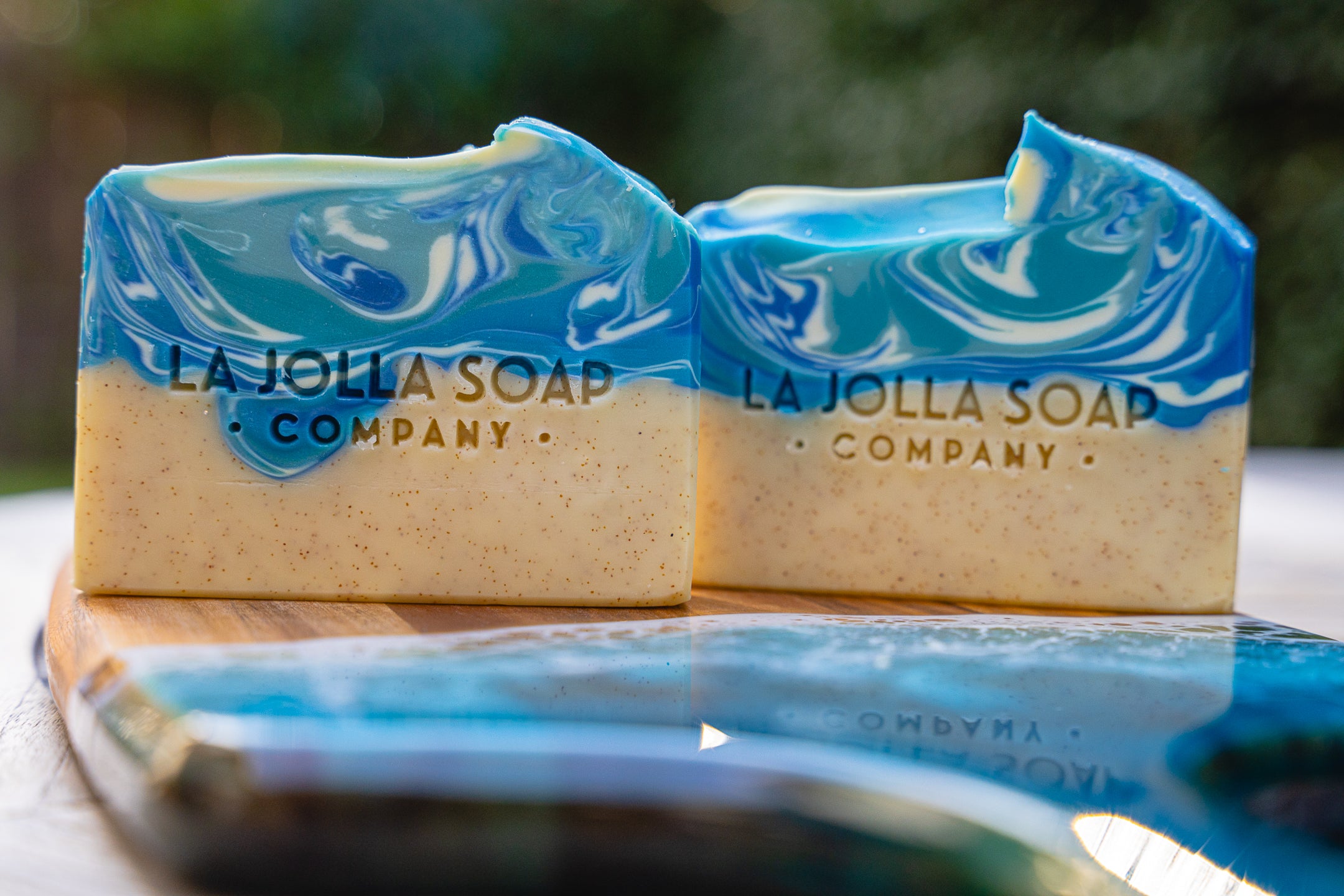 Artfully handcrafted with moisture rich oils and butters. Inspired by the ocean waves crashing along the cove. The whirl of blue colors tumbling with peaks of white foam. The seashore is sprinkled with finely ground walnut shell which lend some exfoliation. The scent is unisex, uplifting and fun with fresh marine notes, sea cypress, twists of citrus and a touch of coconut cream. 