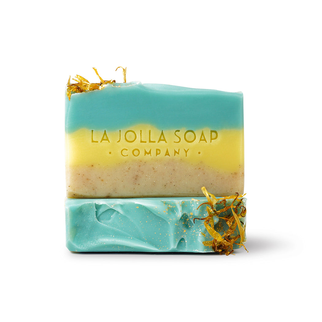 La Jolla Soap Company's Beach Daisies is Inspired by a morning walk along the cove trail, the sky is blue, and the daisies are blooming! This lovely bar blends mineral clays and ground vanilla bean to create the scene. The scent is fresh and clean with notes of gardenia, lemongrass and daisies.  
