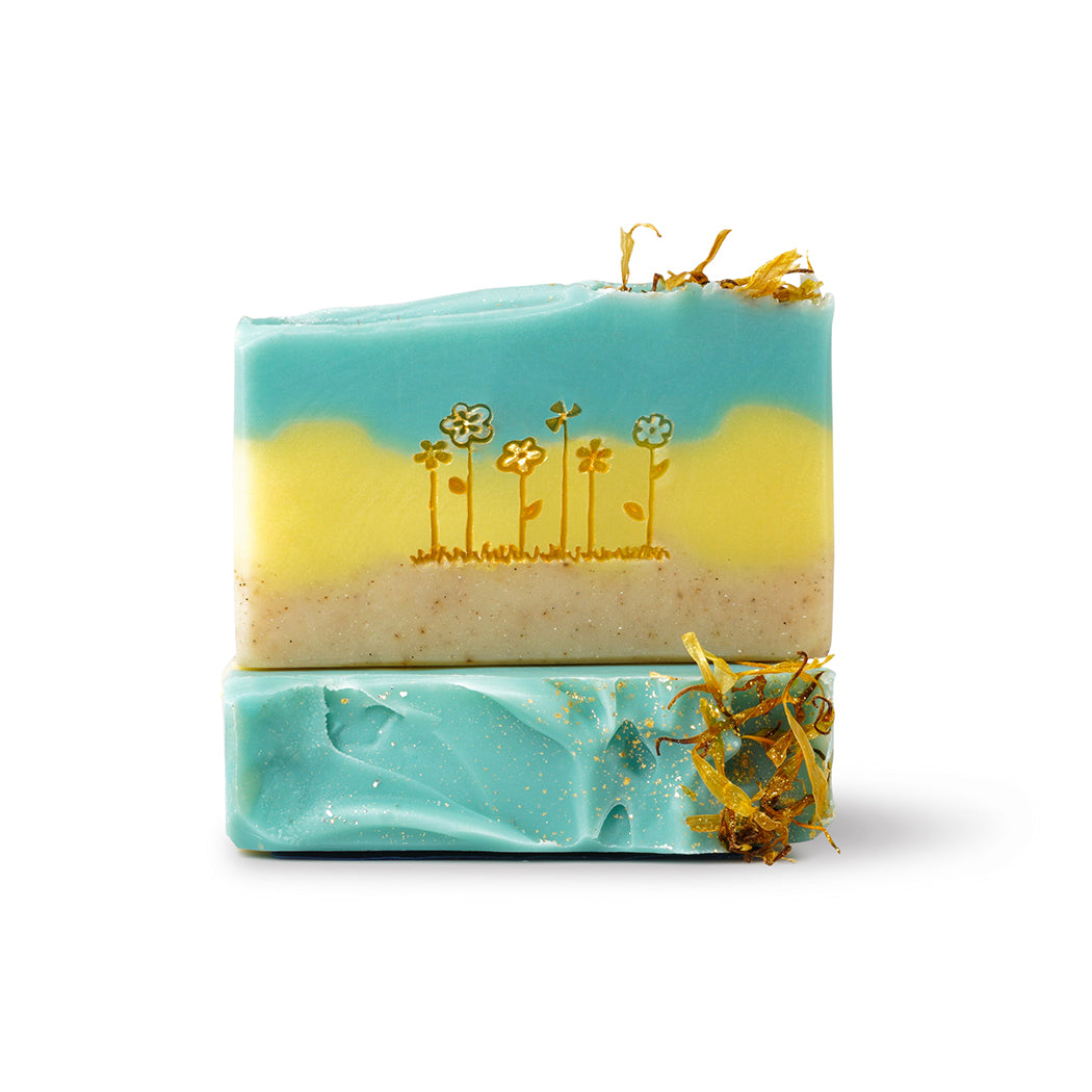 La Jolla Soap Company's Beach Daisies is Inspired by a morning walk along the cove trail, the sky is blue, and the daisies are blooming! This lovely bar blends mineral clays and ground vanilla bean to create the scene. The scent is fresh and clean with notes of gardenia, lemongrass and daisies.