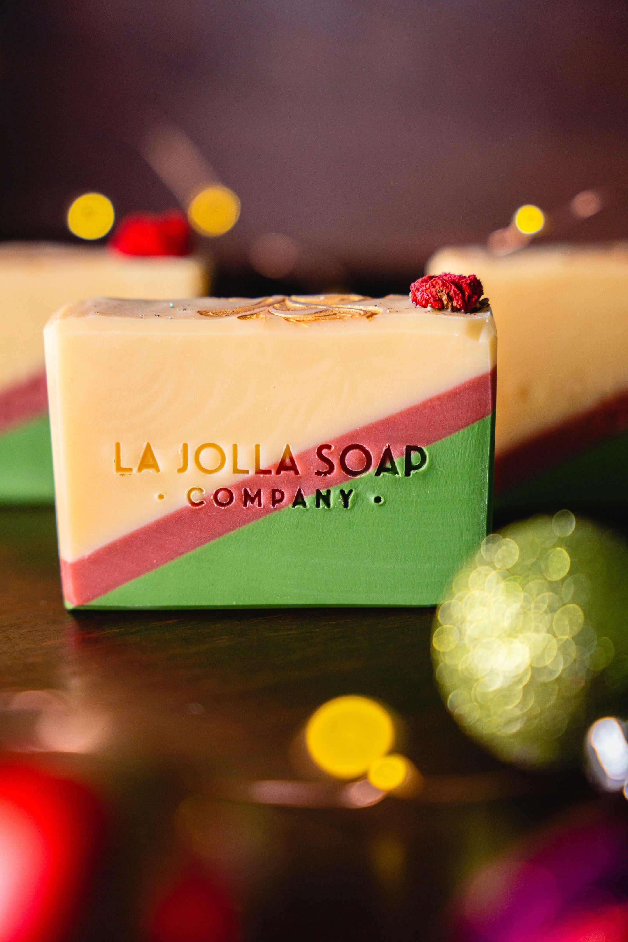 A beautiful bar with a creamy lather, rich in antioxidants and hydrating lipids. The scent is uplifting and festive with a pure essential oil blend of cinnamon bark, cedarwood and peppermint. Perfect sink-side or bath soap bar, keeping you and your guests clean and your powder room smelling fresh into the new year!