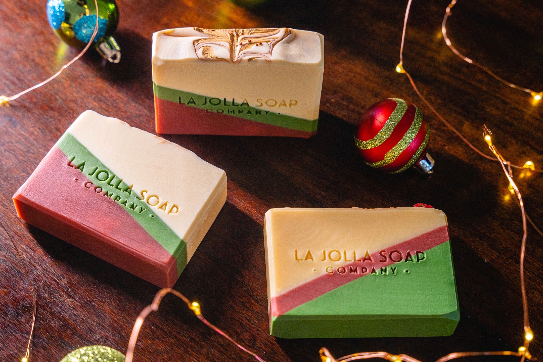 A beautiful bar with a creamy lather, rich in antioxidants and hydrating lipids. The scent is uplifting and festive with a pure essential oil blend of cinnamon bark, cedarwood and peppermint. Perfect sink-side or bath soap bar, keeping you and your guests clean and your powder room smelling fresh into the new year!
